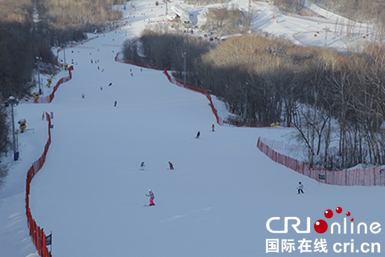 图片默认标题_fororder_550图四：俯瞰万科松花湖滑雪场雪道。 摄影 李鹏