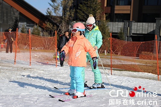 圖片默認標題_fororder_550圖五：參與滑雪的少年兒童。攝影  李鵬