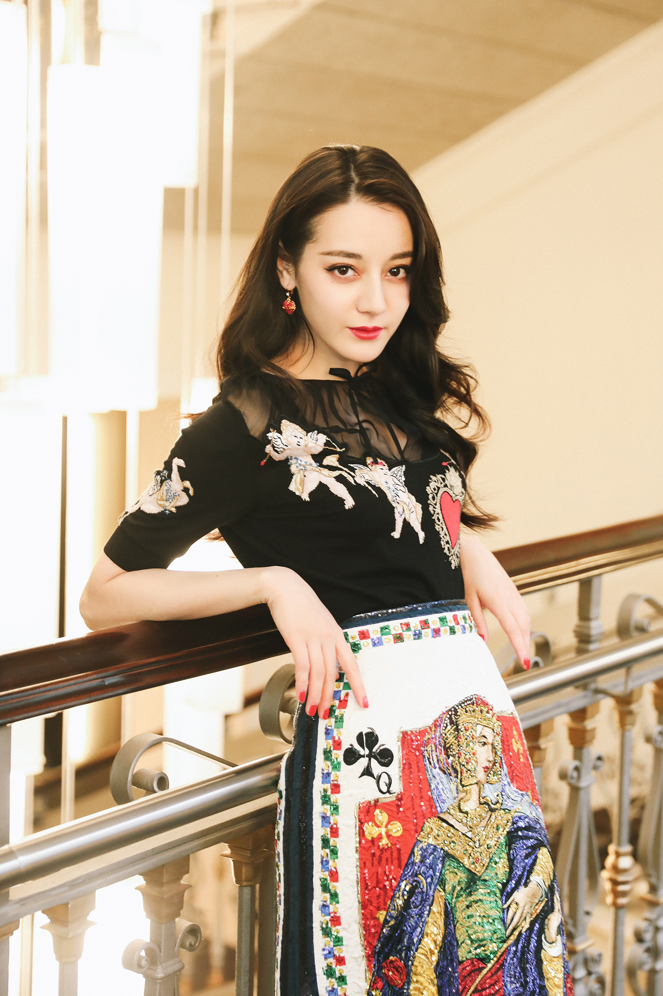 迪丽热巴米兰观秀造型优雅不失俏皮