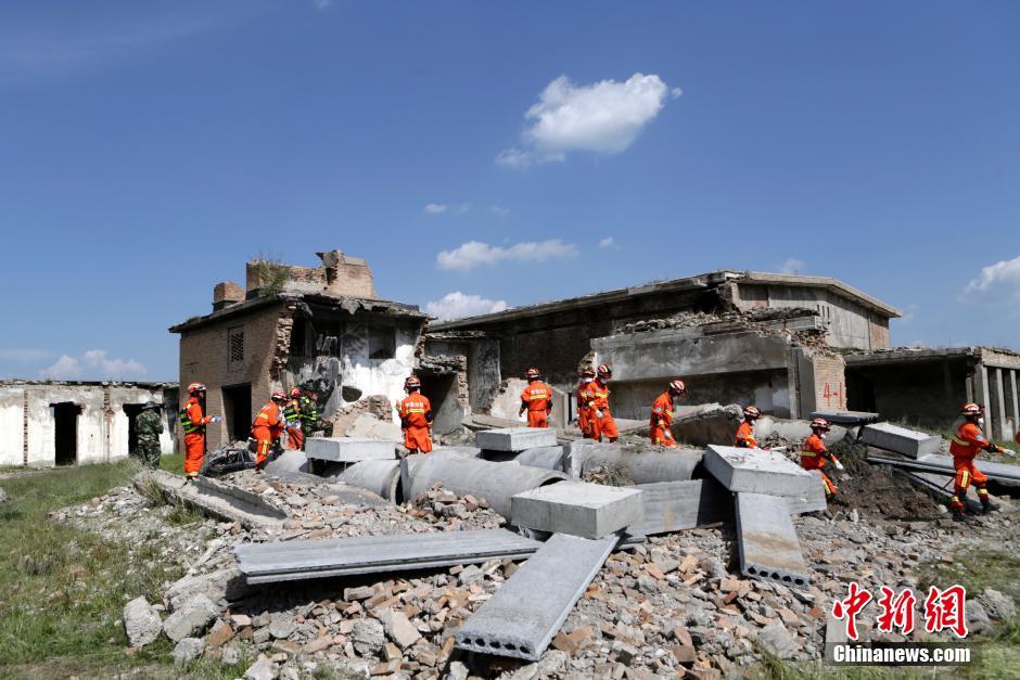 中国举行首次高原跨区域地震救援实战演练