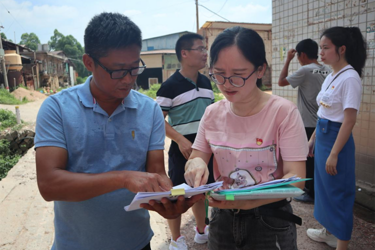 机关党组织书记带头,支委积极参与,党员们充分发挥政策宣传"轻骑兵"