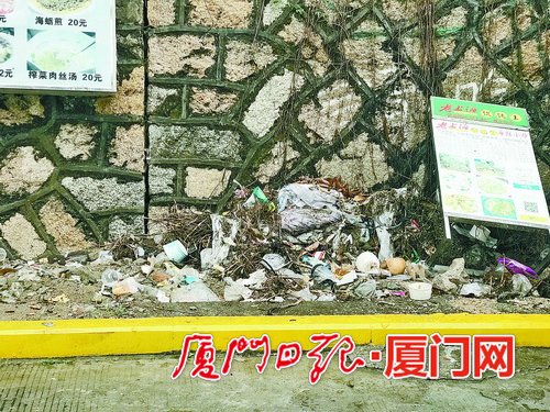 【法治 主推】【滚动新闻】【地市 厦门】(摘要:记者来到厦大芙蓉隧道出口黄女士所说的自行车棚附近。发现设置在一处斜坡石壁下的紫色车棚已微微泛白,十几辆自行车歪歪斜斜地停在棚内,一旁写有“自行车出租”的广告牌倒在地上。走近一看,车把手、座椅上都覆盖了一层灰,车身锈迹斑斑,车轮里还有不少零食包装袋和纸杯。)厦大芙蓉隧道出口自行车棚无人管 人行道垃圾成堆 【法治 主推】【滚动新闻】【地市 厦门】(摘要:记者来到厦大芙蓉隧道出口黄女士所说的自行车棚附近。发现设置在一处斜坡石壁下的紫色车棚已微微泛白,十几辆自行车歪歪斜斜地停在棚内,一旁写有“自行车出租”的广告牌倒在地上。走近一看,车把手、座椅上都覆盖了一层灰,车身锈迹斑斑,车轮里还有不少零食包装袋和纸杯。)厦大芙蓉隧道出口自行车棚无人管 人行道垃圾成堆