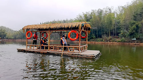 聚焦竹产业发展 媒体代表采风团走进宜宾_fororder_媒体代表在蜀南竹海“海中海”景区体验竹筏-摄影-高学兵