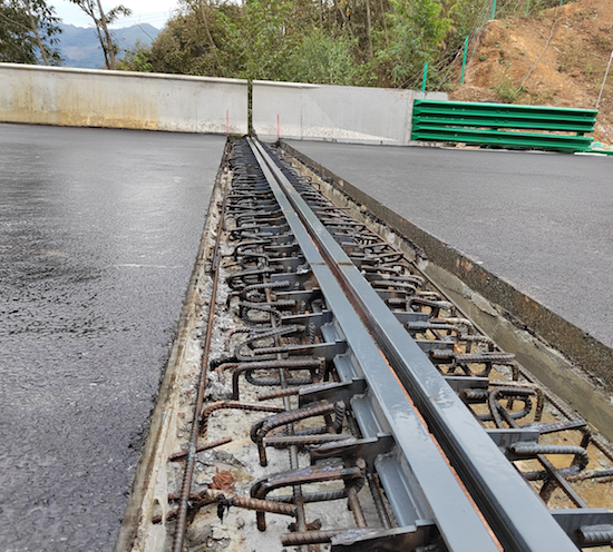 通车倒计时 广西田西高速公路全线伸缩缝施工完成_fororder_image002