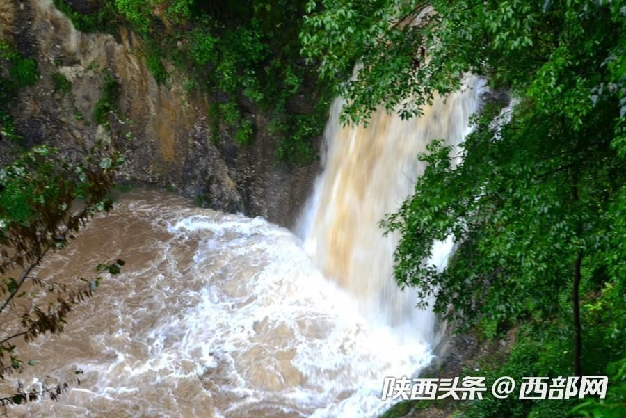 烟雨中的汉江源 雾气氤氲 宛如水墨画