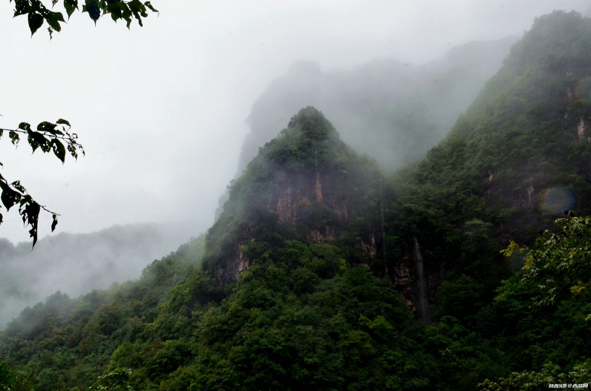 烟雨中的汉江源 雾气氤氲 宛如水墨画