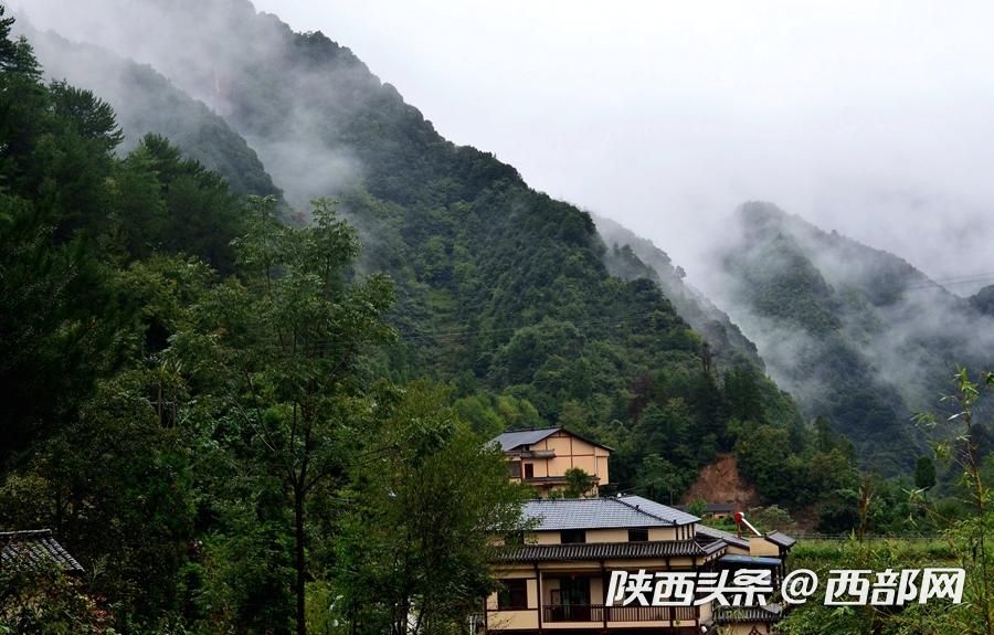 烟雨中的汉江源 雾气氤氲 宛如水墨画