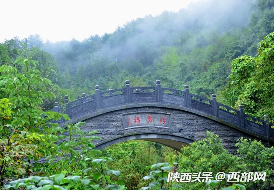 烟雨中的汉江源 雾气氤氲 宛如水墨画