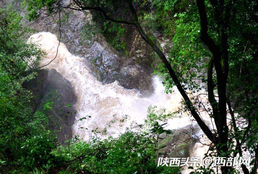 烟雨中的汉江源 雾气氤氲 宛如水墨画