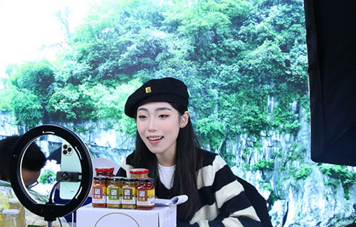 桂品出乡 广西60家名特优产品企业携自家“尖货”亮相蓉城_fororder_主播现场介绍产品-供图-广西商务厅