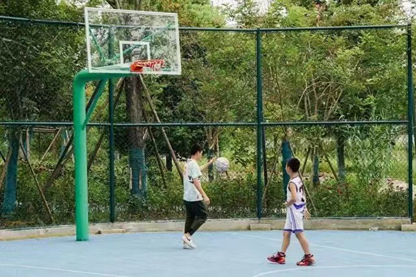 成都武侯區新增多處開敞空間 市民獲得感滿滿_fororder_市民在籃球場打籃球