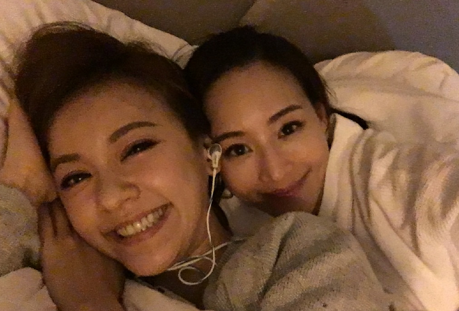 张钧甯与闺蜜陈意涵薛凯琪穿浴袍合影(组图)