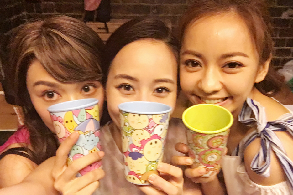 笑得真甜张钧甯与闺蜜陈意涵薛凯琪穿浴袍合影组图