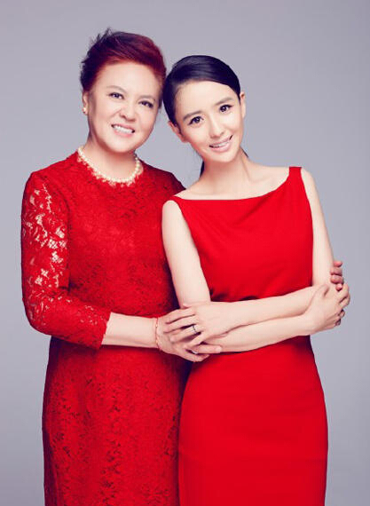 32岁佟丽娅晒与妈妈合照庆生 颜值都是遗传的…