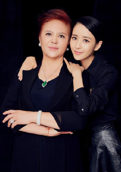 32岁佟丽娅晒与妈妈合照庆生 颜值都是遗传的…