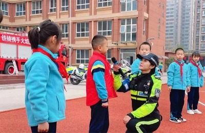 西安市雁塔區交警消防聯合開展安全知識進校園活動