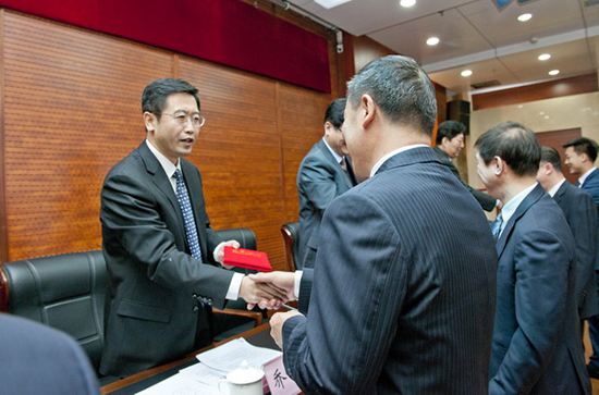 图片默认标题_fororder_550吉林省民政厅厅长乔恒等领导向先进处室和个人代表颁奖。