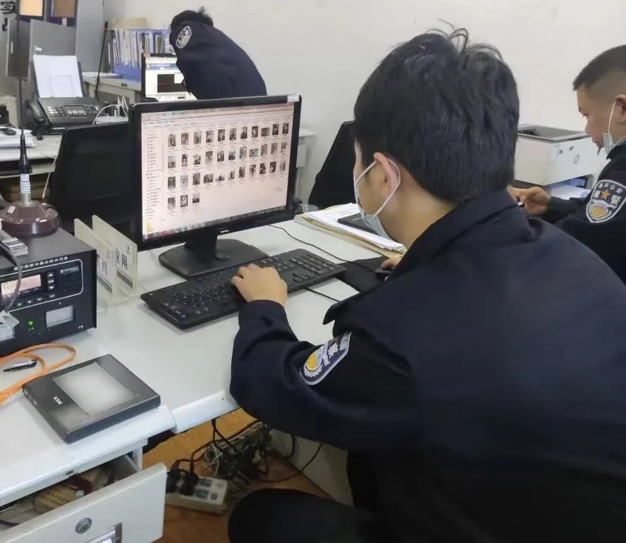 “我老婆的照片在手机里…”他哭着跑进派出所