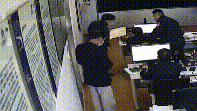 “我老婆的照片在手机里…”他哭着跑进派出所