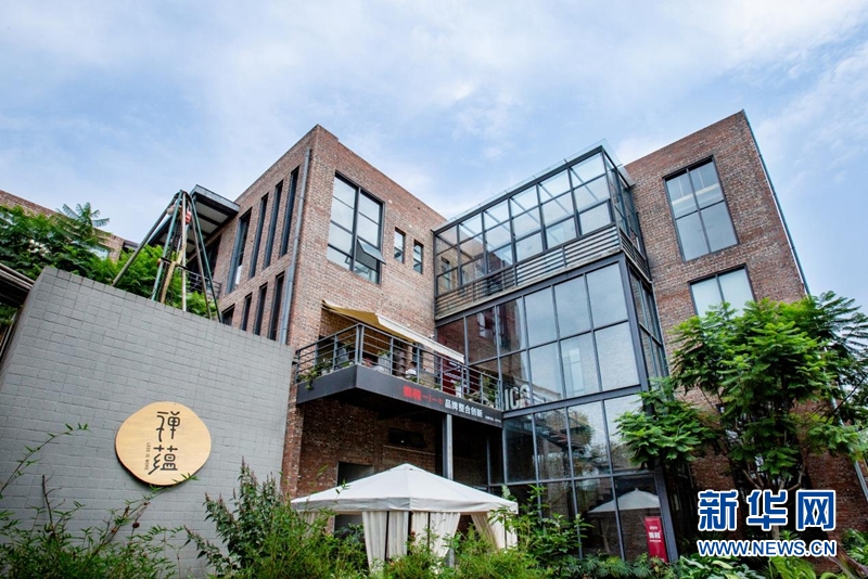 （转载）成都龙泉驿区：汽车城里的生活美学 蓬勃工业上绽放的文产之花