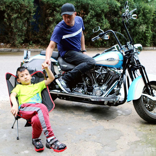 胡军抽空陪儿子过暑假 康康还是一脸霸道总裁范_娱乐_腾讯网