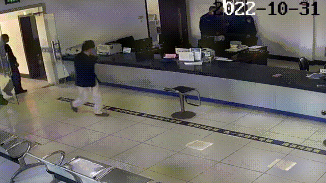 “我老婆的照片在手机里…”他哭着跑进派出所