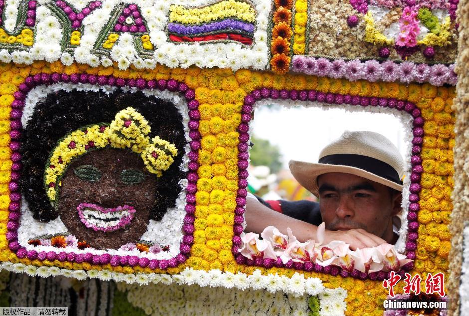 哥伦比亚举行传统花车游行 精美花车扮靓街道