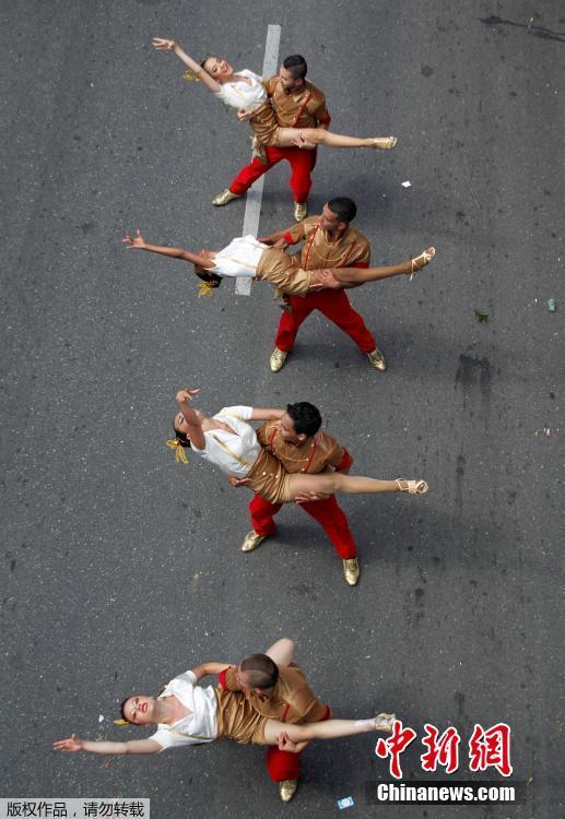 哥伦比亚举行传统花车游行 精美花车扮靓街道