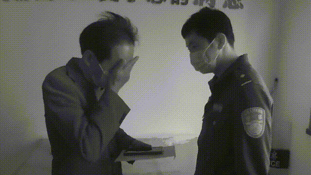 “我老婆的照片在手机里…”他哭着跑进派出所