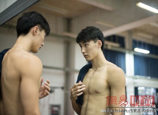 别光盯着宁泽涛了 男排队员也是帅翻了天