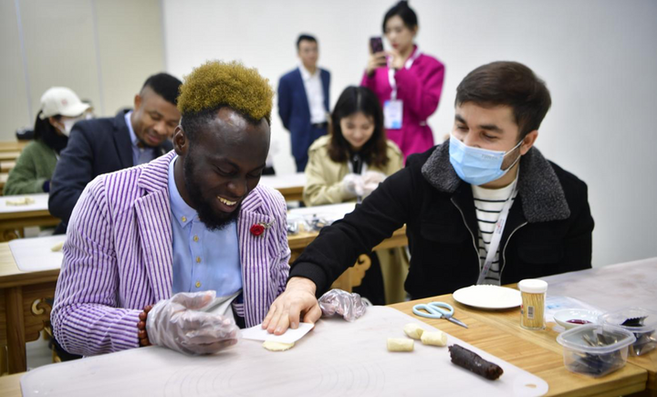 Participants of "Hi, Confucius" International Online Influencers' Study Tour in Nishan Try Making Pastries Originating from the Kong Family Mansion_fororder_rBABC2OAWxmABsRsAAAAAAAAAAA219.863x575