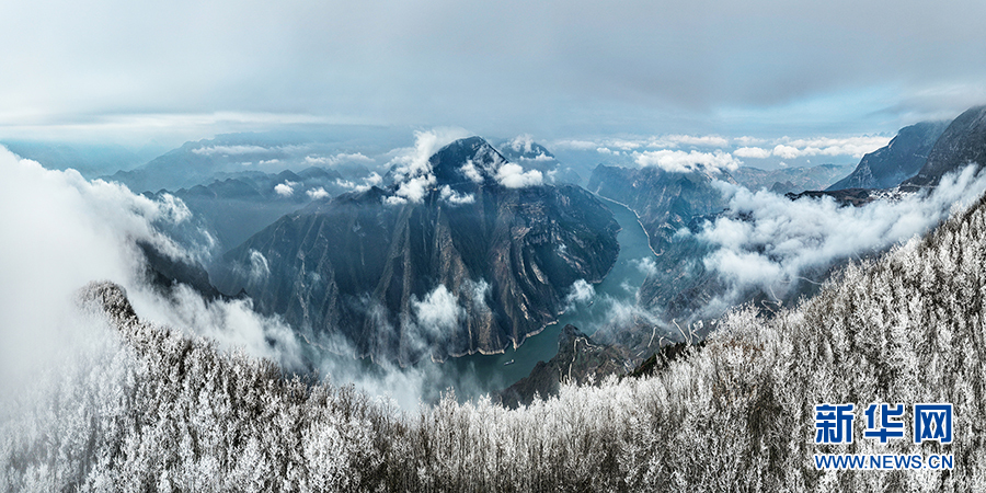 雪落三峡 山河如画