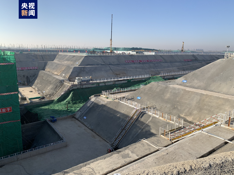 雄安新区至北京大兴国际机场快线R1线金融岛站主体结构封顶