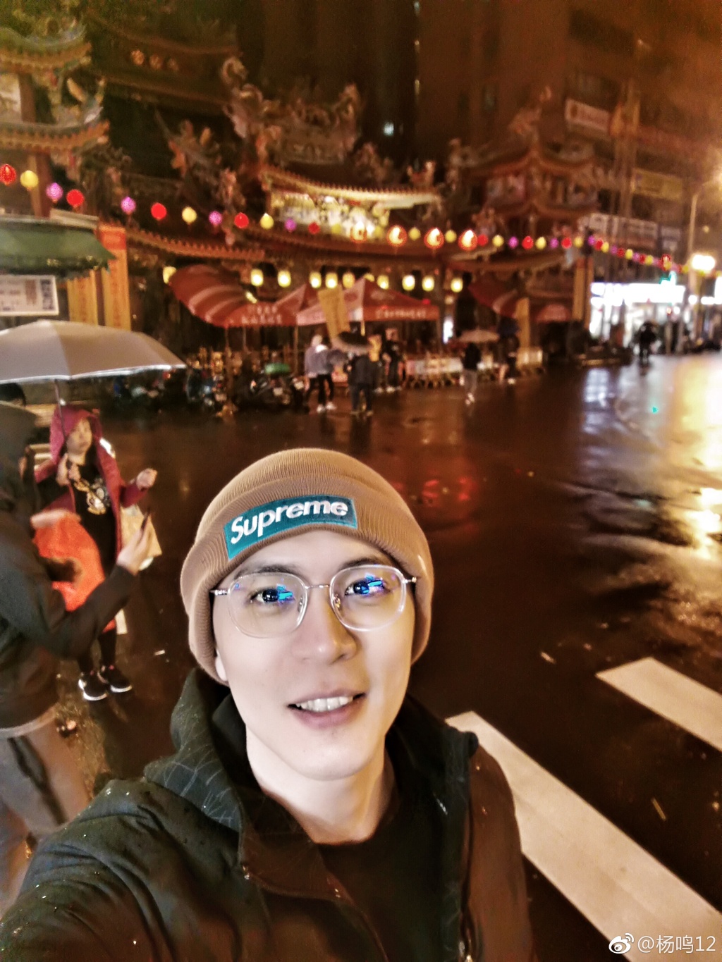 杨鸣趣游台北 穿拖鞋秀"大长腿"