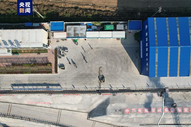 雄安新区至北京大兴国际机场快线R1线金融岛站主体结构封顶