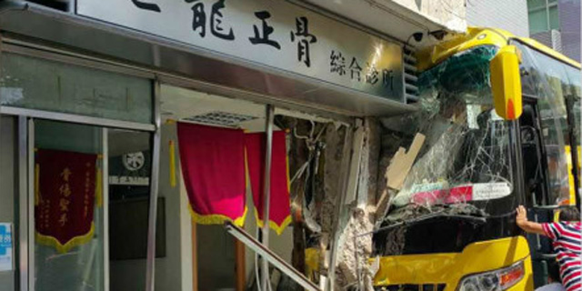 澳门一旅游巴士发生交通事故29名内地游客受伤