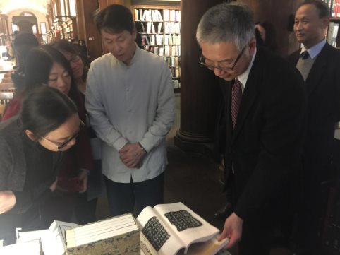 哥伦比亚大学东亚图书馆隆重举行崇贤馆《中国书法全集》的收藏仪式