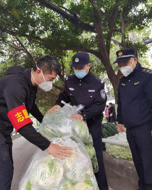 重慶：青年民警熱心伸援手 幫社區居民搬運上千斤蔬菜_fororder_圖片1