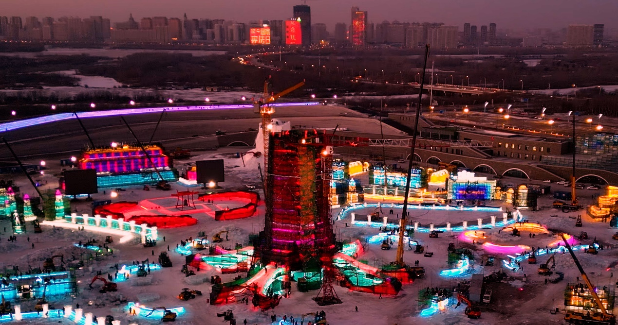 第24届哈尔滨冰雪大世界主塔封顶 “冰雪之冠”即将惊艳世界_fororder_图片1