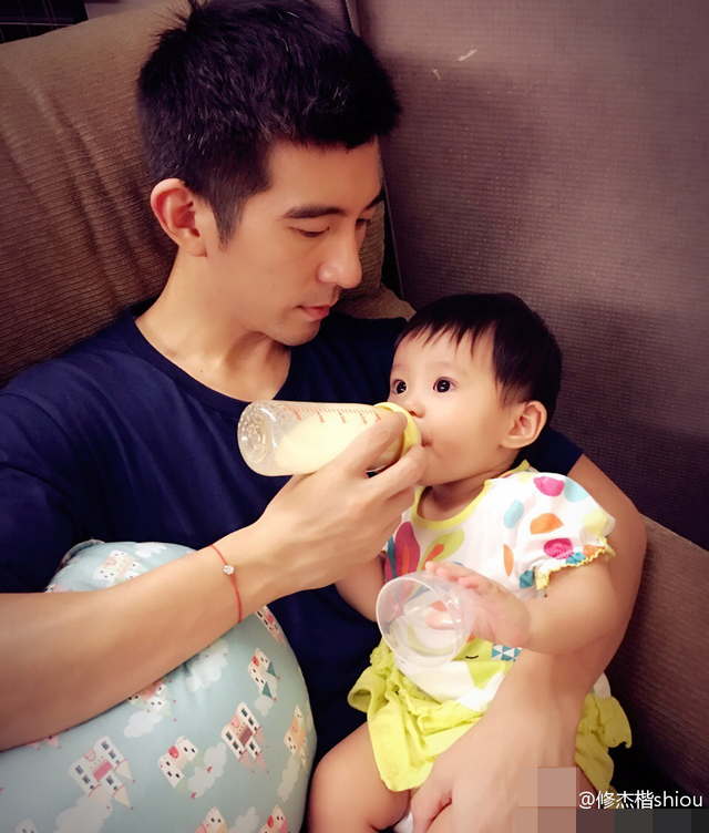好幸福!父亲节修杰楷给咘咘喂奶 贾静雯下厨准备佳肴