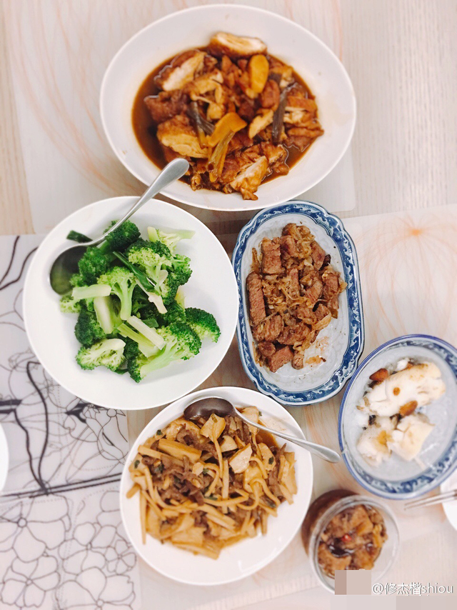 好幸福!父亲节修杰楷给咘咘喂奶 贾静雯下厨准备佳肴