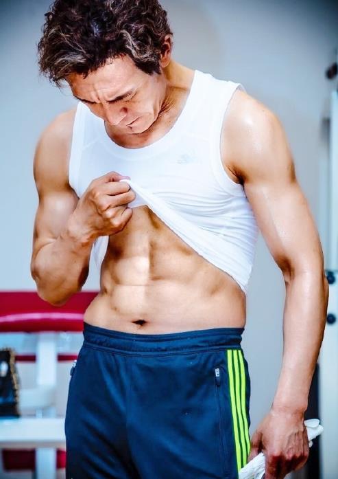 李咏有8块腹肌了!赤果果的露肉是想干嘛?