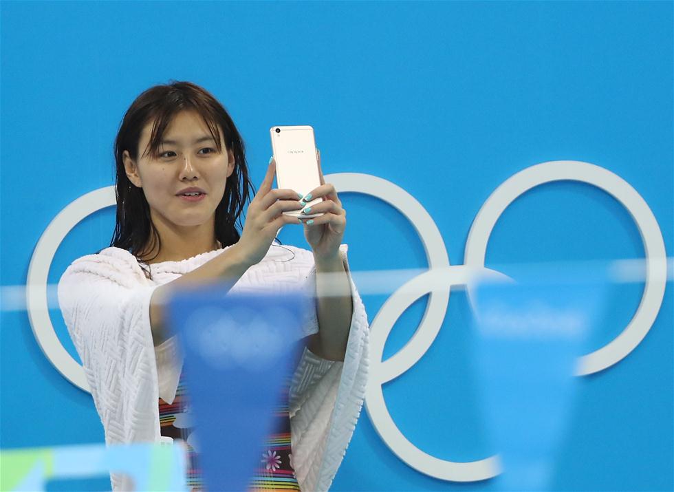 享受奥运 中国游泳队员玩自拍