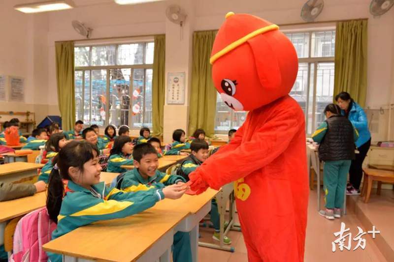 广东小学“趣味红包”迎开学