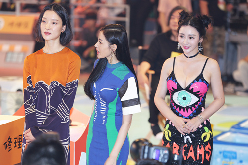 柳岩遭岳云鹏强抱 柳岩:和岳云鹏组CP十分荣幸