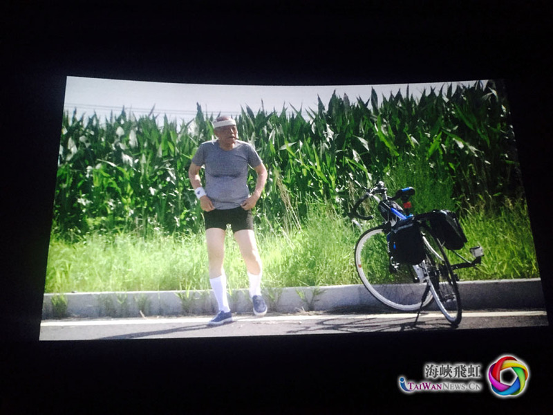 纪录片里,骑行中的丸山岩在路边休息