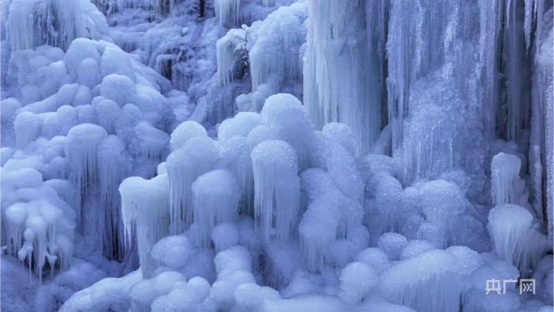 济南九如山：冰瀑犹如现实版“冰雪奇缘”