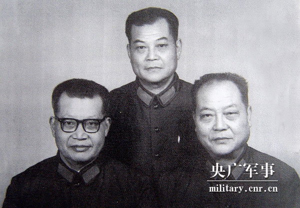 黎氏三兄弟(左边黎磊石,中间黎介寿,右边黎鳌)