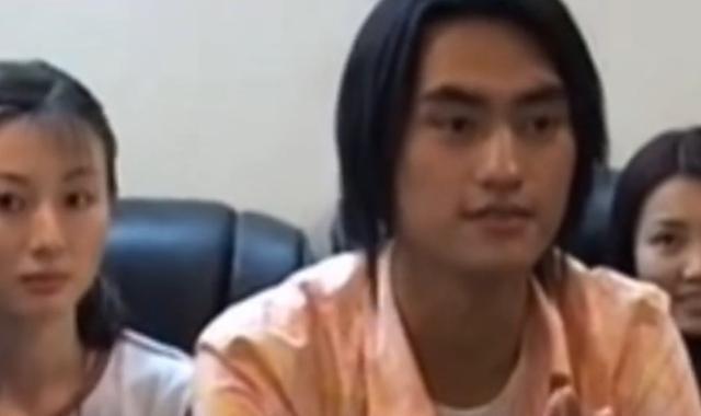 胡歌袁弘“夭折”合作旧照曝光 两人撞脸F4_娱乐_腾讯网