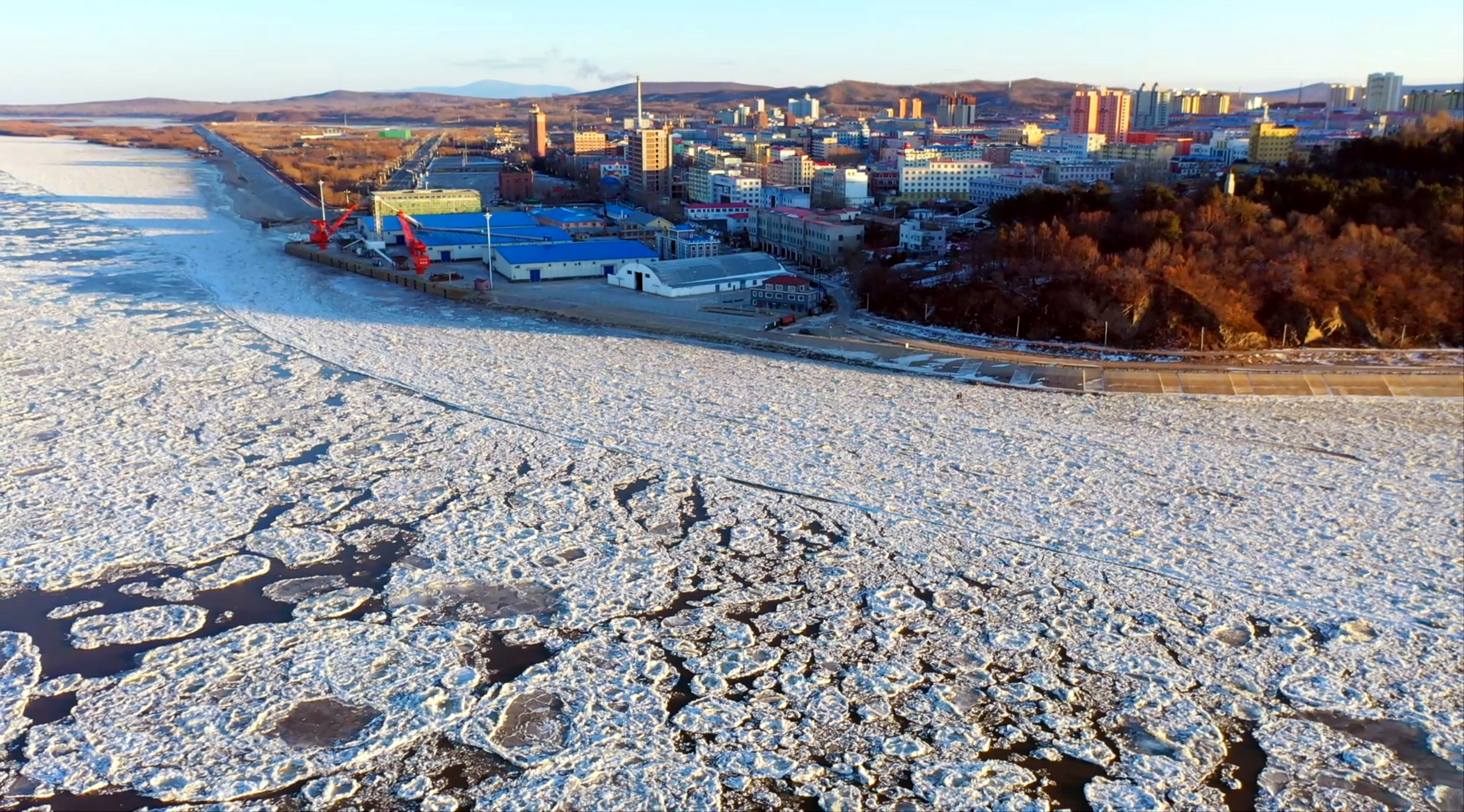 乌苏里江奔跑的流冰将东极抚远带入冬季